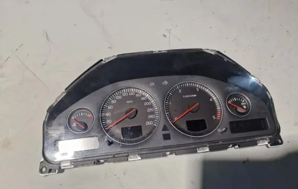 Volvo V70 Speedometer (instrument cluster) 30746102