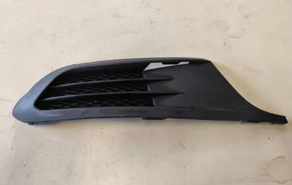 Volkswagen Jetta VI Front bumper lower grill 5C6853666
