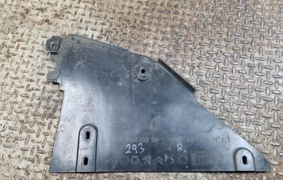 Center/middle under tray cover