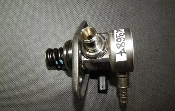 Volkswagen Golf VII Fuel injection high pressure pump 04E109244B