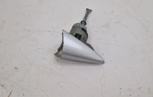 Hyundai i40 Front door lock (next to the handle)