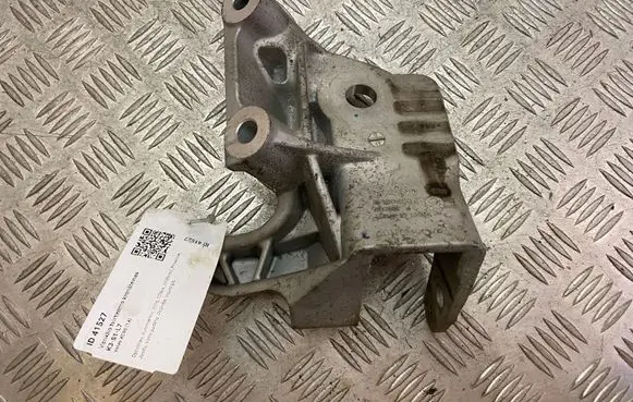 Volvo XC90 Engine mounting bracket 31430490