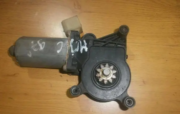Mercedes-Benz C W202 Front door window regulator motor 0130821708
