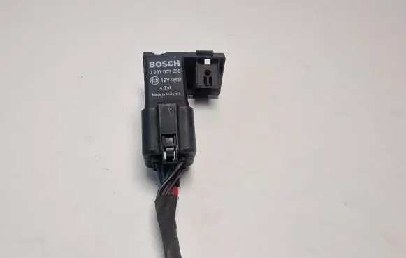 Volkswagen PASSAT B6 Glow plug pre-heat relay 038907281D