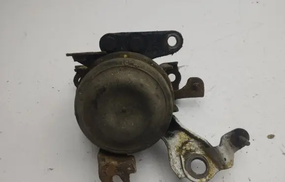 Toyota Corolla E120 E130 Engine mount bracket