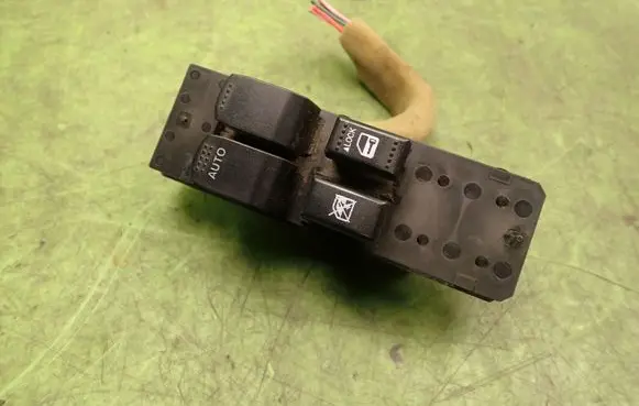 Suzuki Grand Vitara II Quarter vent window switch 