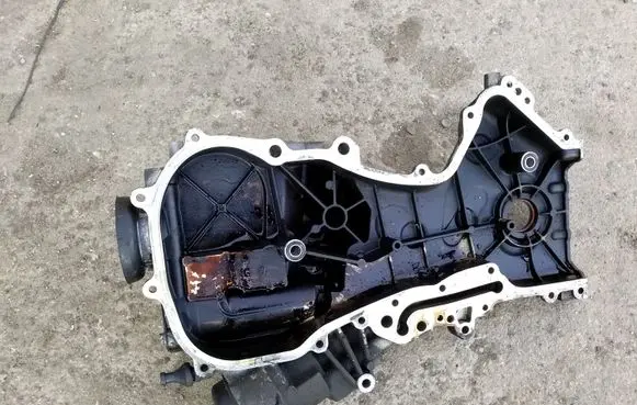 Volkswagen Touran I Timing chain cover 03C109211E