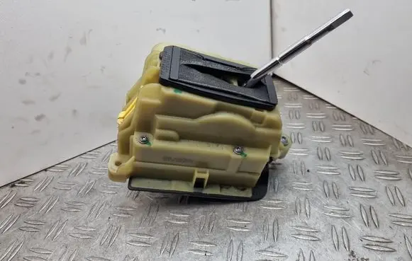 Mercedes-Benz C W204 Gear shifter/selector A2042677524