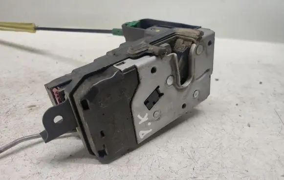 Opel Zafira B Front door lock