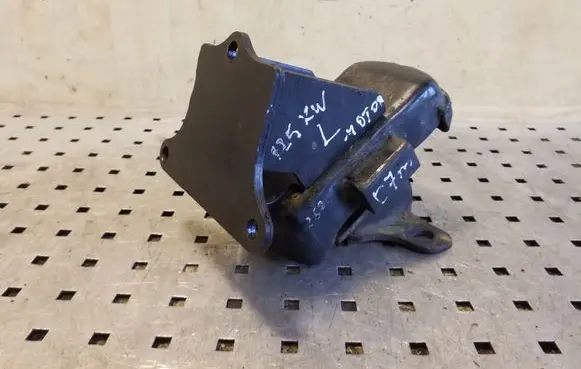 KIA Sorento Engine mount bracket