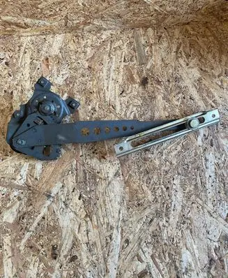 Rear door manual window regulator