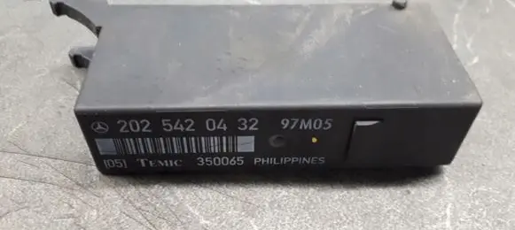 Mercedes-Benz C W202 Light module LCM 2025420432