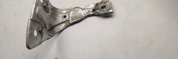 Volkswagen PASSAT B7 Fender mounting bracket