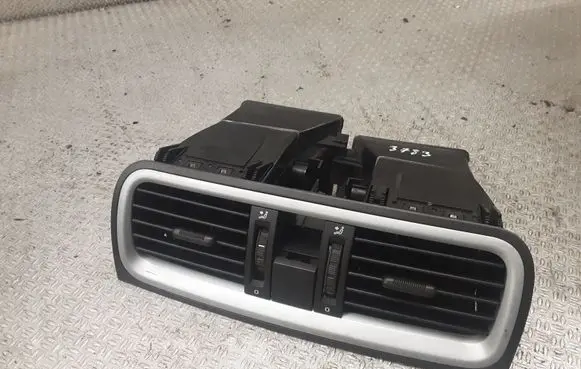 Skoda Fabia Mk2 (5J) Dash center air vent grill 5J0820951S01