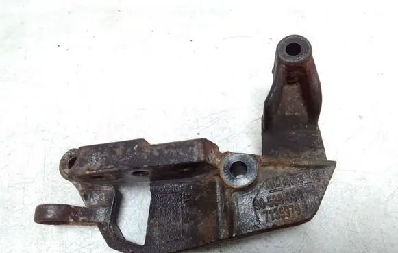 Opel Zafira A Engine mounting bracket 90538858 7135979