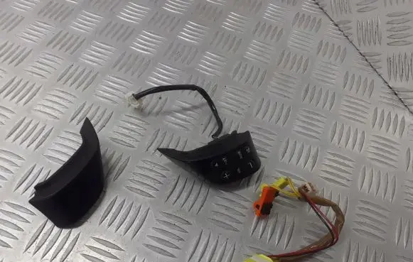 Mazda 2 Steering wheel buttons/switches 