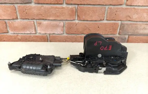 BMW X5 E70 Front door lock 7315019