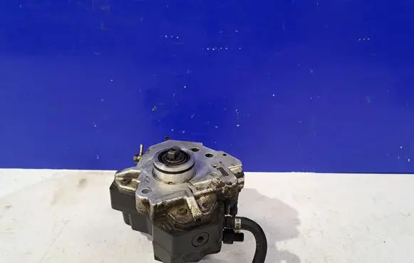 Volvo V70 Mechanical fuel pump 8689590 8251785