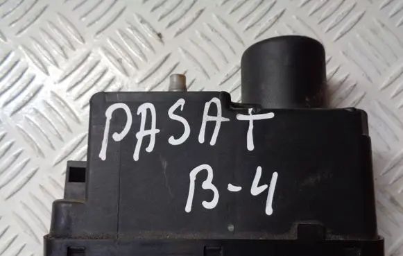 Volkswagen PASSAT B4 Central locking vacuum pump 1H0962257E