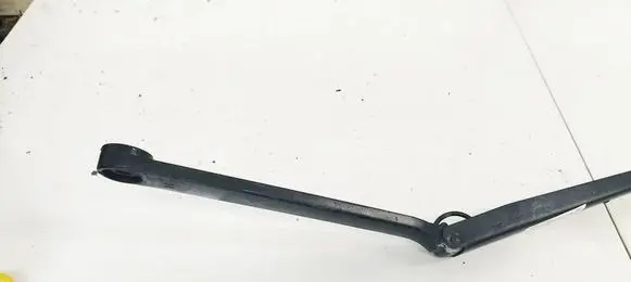Nissan X-Trail T30 Front wiper blade arm 