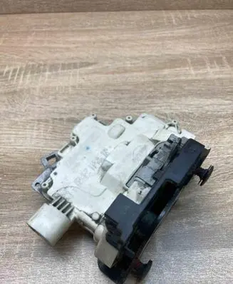 Volkswagen PASSAT B6 Front door lock 3C2837015A