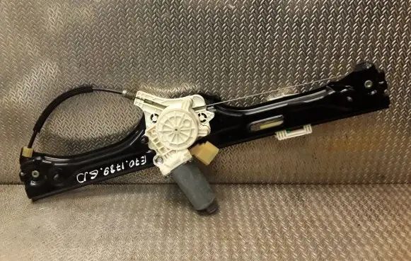 Rear window lifting mechanism without motor