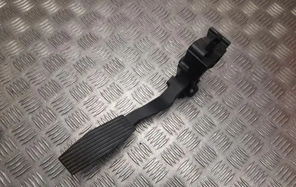 Accelerator throttle pedal