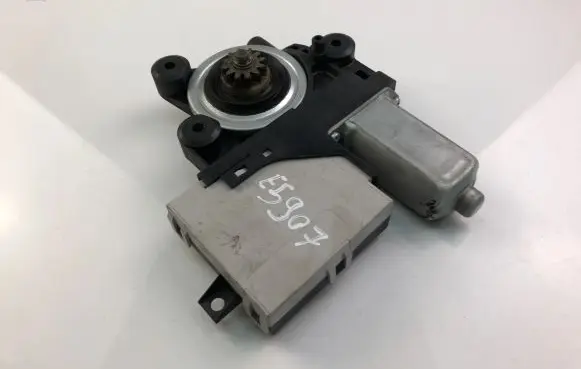 Volvo C30 Front door window regulator motor 979037100
