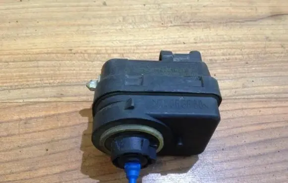 Renault Espace III Headlight level adjustment motor M770041534