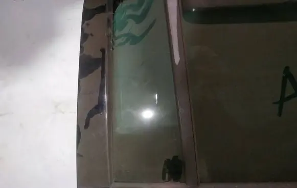 Rear vent window glass