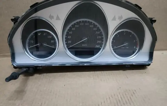 Mercedes-Benz C W204 Speedometer (instrument cluster) A2049004100