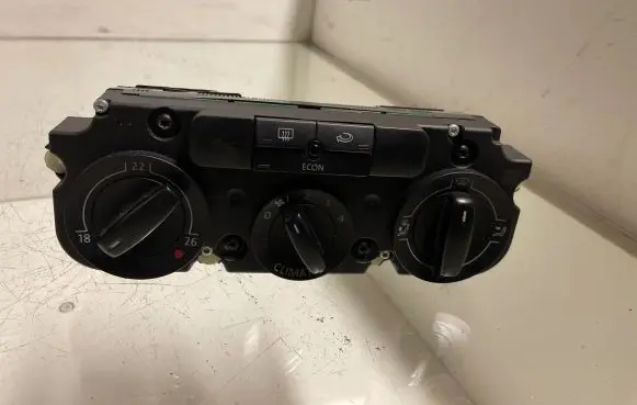 Volkswagen PASSAT B6 Climate control unit
