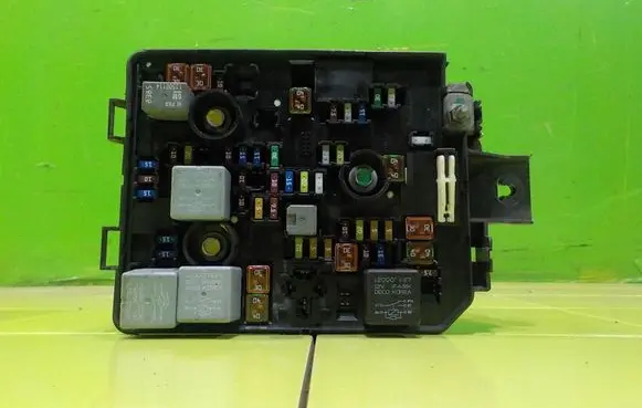Opel Mokka Fuse box set 95263746 BEZPIECZNIKOW