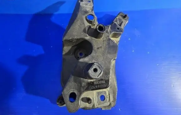 Volvo XC60 Fender mounting bracket 31424578