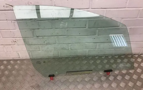 Toyota Yaris Front door window glass four-door E143R001583