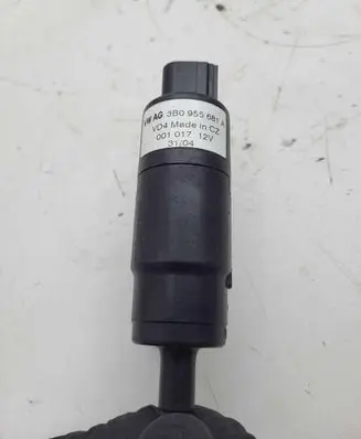 Volkswagen PASSAT B5.5 Headlight washer pump 3B0955681A