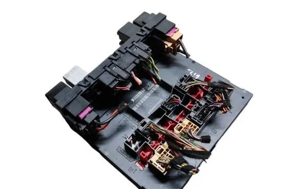 Volkswagen Tiguan Fuse module 3C0937049AH