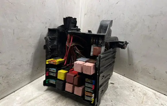 Renault Trafic II (X83) Fuse module