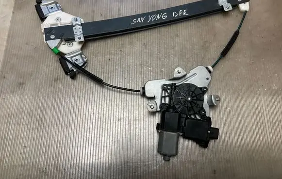 SsangYong Korando Front door window regulator with motor 98821CZ020 001100516755