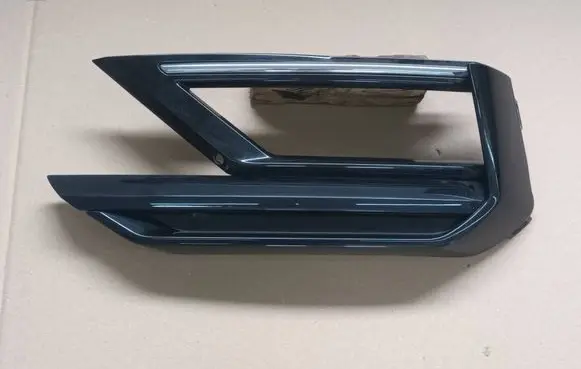 Volkswagen Tiguan Front bumper lower grill 5NA853665E