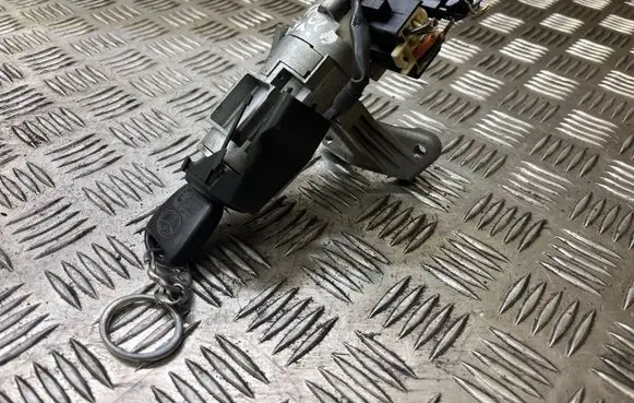 Toyota Corolla E120 E130 Ignition lock 45020024