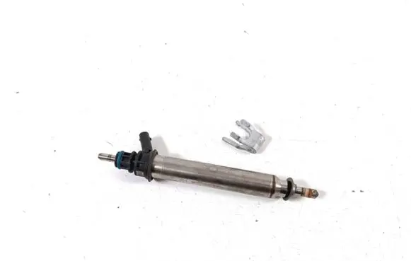 Mercedes-Benz CLA C117 X117 W117 Fuel injector A2780700687