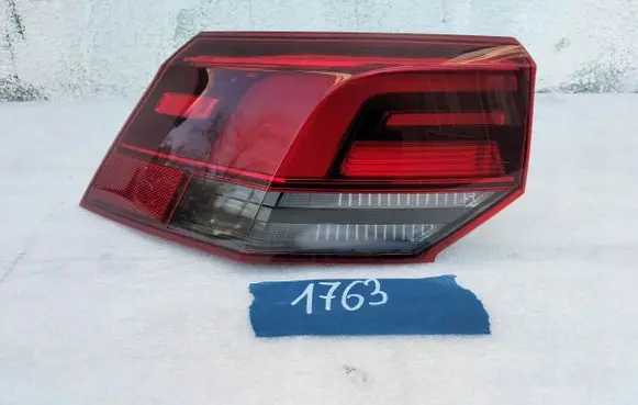 Volkswagen Golf VIII Rear/tail lights 5H0945095C