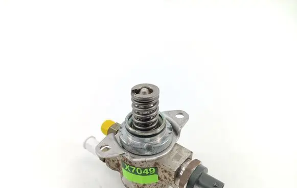 Volkswagen Golf VI Fuel injection high pressure pump 03C127026D
