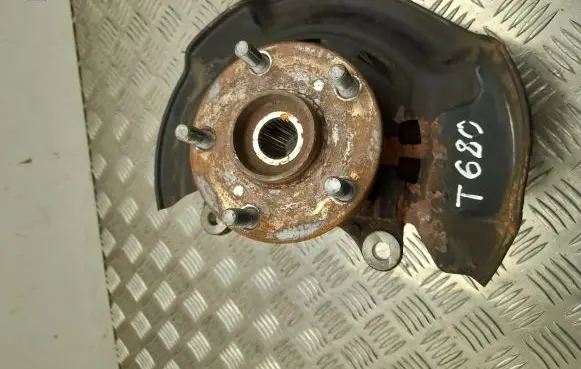 Toyota Prius+ (ZVW40) Front wheel hub