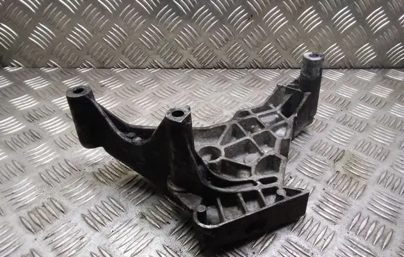 Volkswagen PASSAT B6 Engine mounting bracket 03G199207F