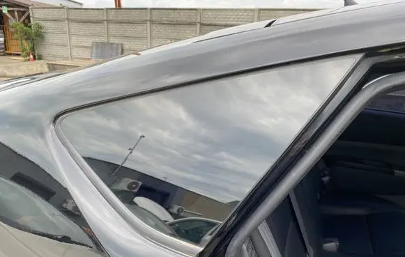 Toyota Prius (NHW20) Rear vent window glass