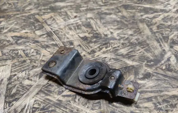 Radiator mount bracket