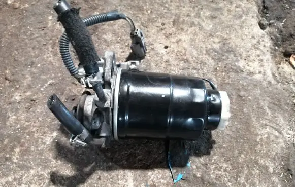 Subaru Outback Fuel filter housing 