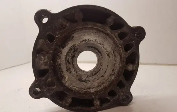 Volkswagen Touareg I Coil spring mount 7L0411189